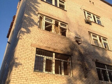 В жилой дом в Луганске попал артиллерийский снаряд