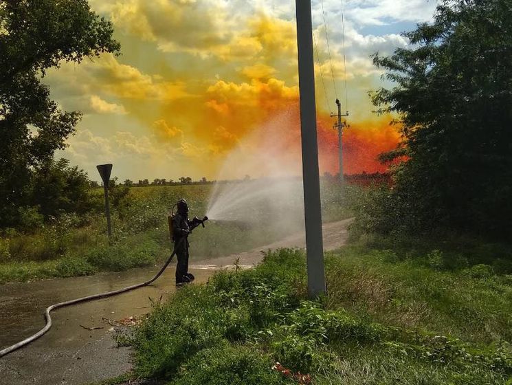 В Днепропетровской области на трассу вытекло из цистерны около 4 тонн азотной кислоты