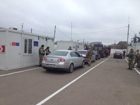 ﻿Бойовики відкривали вогонь у напрямку пункту пропуску "Майорське" на Донбасі, рух через нього зупинили