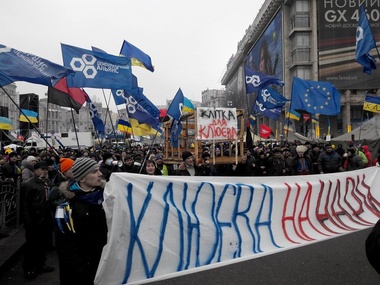 Активисты Евромайдана пикетировали офис сына Януковича, а Клюеву несут клетку