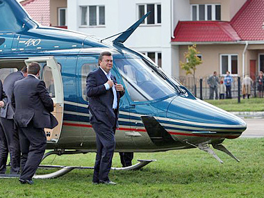 Янукович облетел акцию протеста евромайдановцев на вертолете