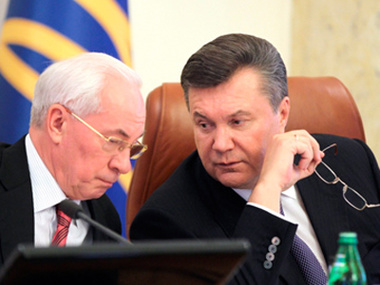 Янукович дважды за день поздравил Азарова с днем рождения