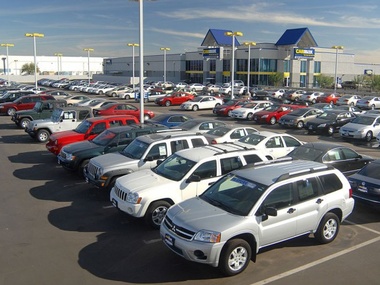 Продажи легковых автомобилей в Украине упали почти вдвое
