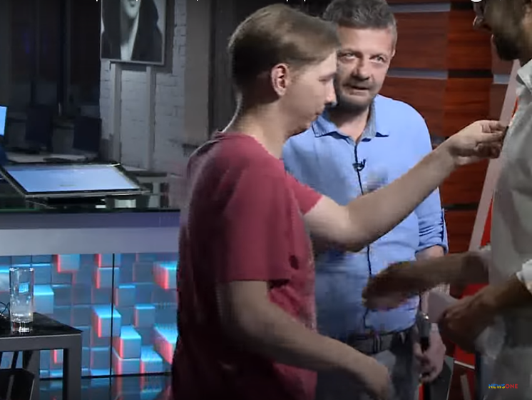 ﻿"Ніколи не говори про орієнтацію!" Мосійчук і Лещенко посварилися і побилися після телеефіру. Відео