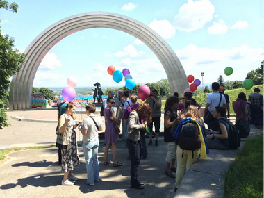 Представители ЛГБТ провели флешмоб в центре Киева