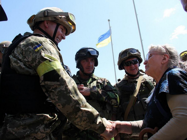 Жители Славянска встречают украинских военных. Фоторепортаж