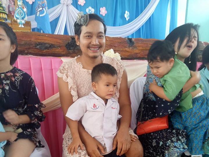 В Таиланде отец-одиночка пришел на праздник по случаю Дня матери в платье, чтобы порадовать своих детей