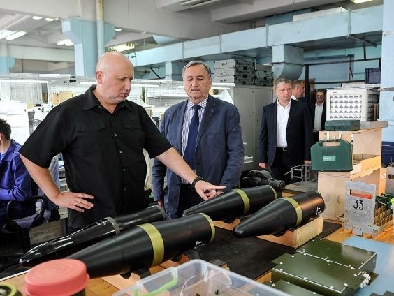 ﻿Турчинов: Ракети підприємства "Луч" ефективно знищують ворожі цілі на фронті і можуть пробивати метрову броню