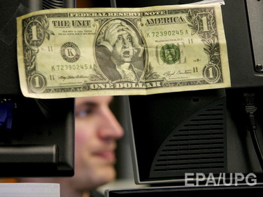 Межбанковский доллар продолжает уступать натиску гривны