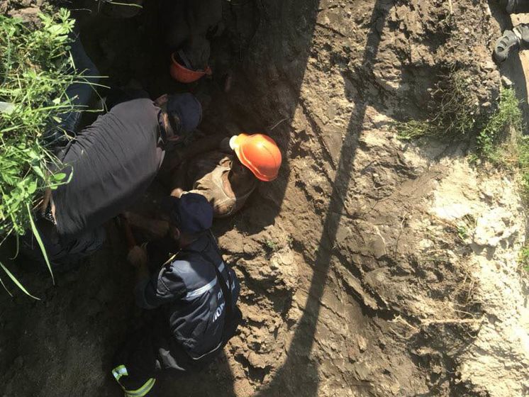 В Борисполе двух сотрудников "Киевоблэнерго" засыпало землей в котловане, один из них погиб