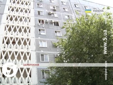 СМИ: В Запорожье в девятиэтажке прозвучали взрывы, есть раненые