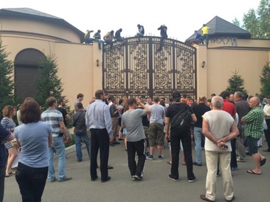 Автомайдановцы пикетировали дом Ахметова под Киевом. Фоторепортаж