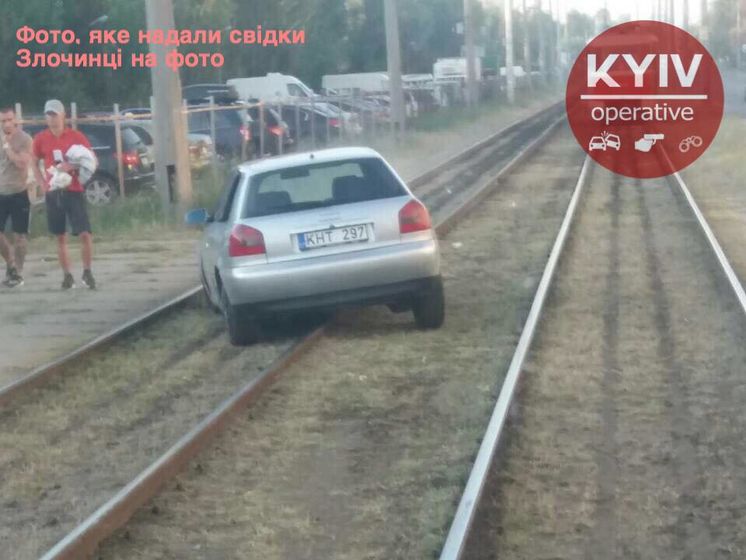 В Киеве пьяный водитель сбил человека и вылетел на трамвайные пути, скрываясь с места ДТП
