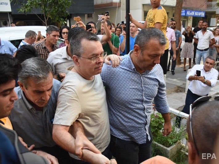 В Турции суд отказался отпустить американского пастора из-под домашнего ареста