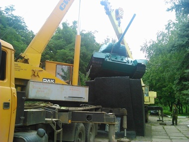 В Дружковке вернули на место танк, снятый с постамента сепаратистами
