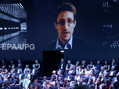 Сноуден просит продлить срок его пребывания в России