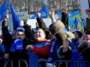 Журналист Liberation пообщалась с участниками митинга за Януковича: В Украине нет денег на массаж коровам