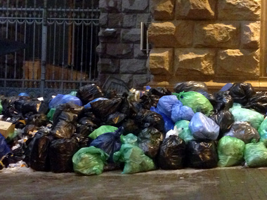 Оппозиция: Власть препятствует вывозу мусора с Майдана