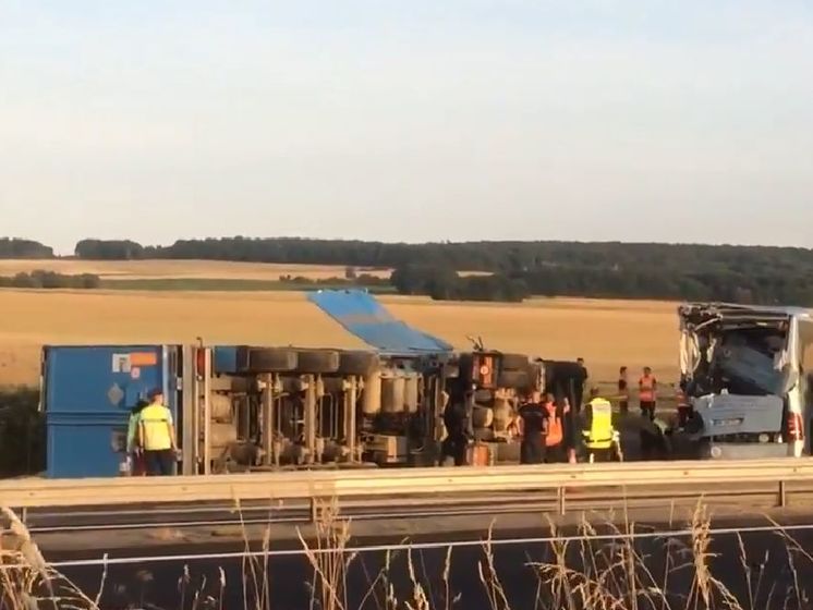 Во Франции грузовик врезался в автобус с детьми