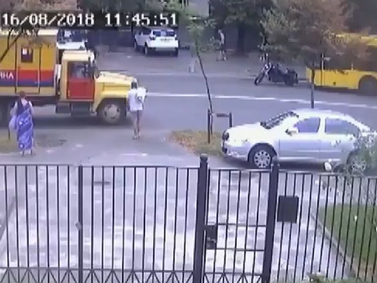 ﻿У Києві мотоцикліст стріляв у водія автобуса. Відео