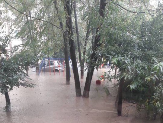 ﻿Потужна злива затопила Рахів, зруйновано три мости. Відео