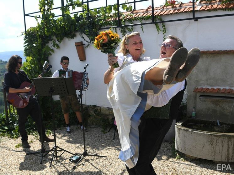 ﻿Путін подарував главі МЗС Австрії на весілля картину із сільськими мотивами, старовинний олійний прес і тульський самовар