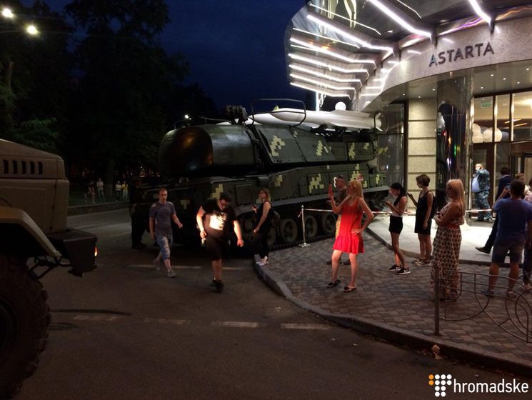 В Киеве зенитная установка "Бук" врезалась в бизнес-центр