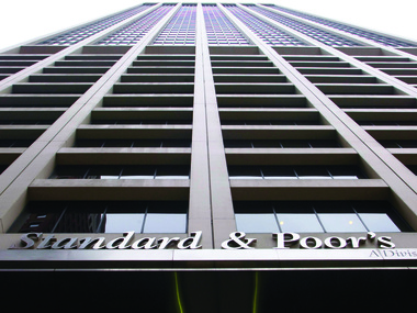 Standard & Poor's улучшило долгосрочный кредитный рейтинг Украины до "стабильного"