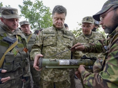 Порошенко: Против украинских военных применили новую российскую систему залпового огня