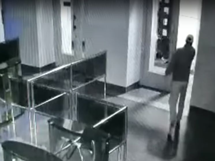 Харьковский стрелок открыл огонь по полицейскому из помещения горсовета. Видео