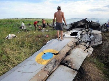 Жители Луганской области разбирают разбитый Ан-26 на цветной металл. Фоторепортаж