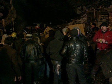 Участники Антимайдана приходят поесть и погреться на Евромайдан