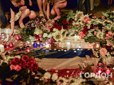 Жители Киева скорбят по погибшим пассажирам сбитого Boeing 777. Фоторепортаж