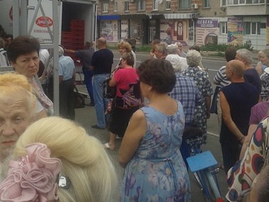 СМИ: В Луганске жители выстраиваются в огромные очереди за хлебом