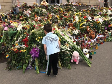 Киевляне продолжают нести к посольству Нидерландов цветы и детские игрушки. Фоторепортаж