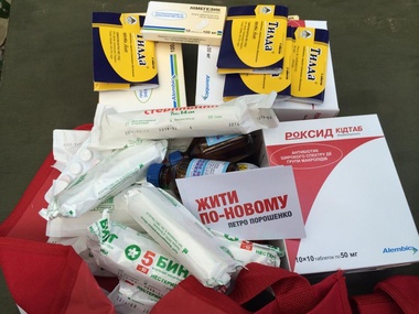 Волонтер: Партия Кличко отправила на передовую аптечки бредовой комплектации и с календариками