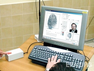 Рада разрешила снимать отпечатки пальцев для биометрических загранпаспортов