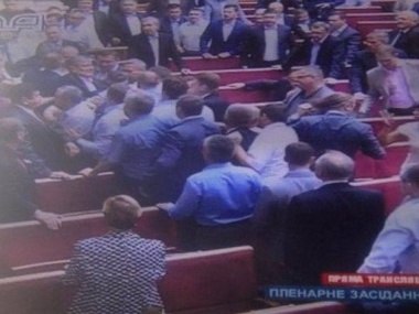 Свободовцы выдворили Симоненко из зала Верховной Рады. Видео