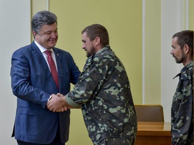 Порошенко лично встретился с заложниками террористов из Горловки. Фоторепортаж