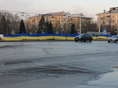 В Луганске в поддержку киевского Майдана развернули 42-метровый флаг Украины