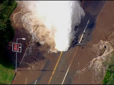 В Лос-Анджелесе прорвало канализацию, затоплен бульвар Сансет. Фоторепортаж