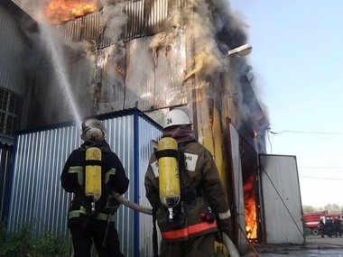 Спасатели ликвидировали пожар в промзоне на Выдубичах в Киеве
