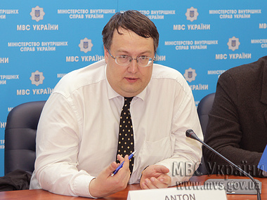 Советник главы МВД Геращенко: Готовится список из 500 граждан РФ, которым запретят въезд в Украину