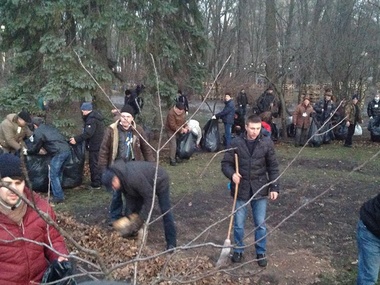 Активисты Евромайдана убрали мусор в Мариинском парке