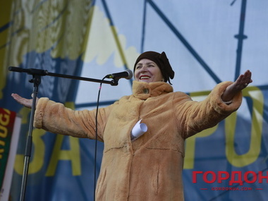 После серьезных разговоров политиков на Евромайдане пели и развлекались. Фоторепортаж