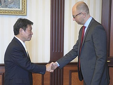 Министр экономики Японии: Россия должна прекратить поддержку сепаратистов