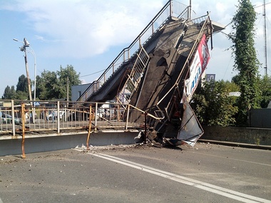 В Киеве грузовик снес пешеходный мост над дорогой