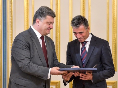 Порошенко наградил генсека НАТО Расмуссена орденом Свободы