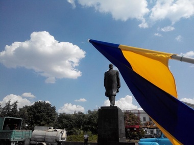 В Краматорске демонтируют памятник Ленину. Фоторепортаж