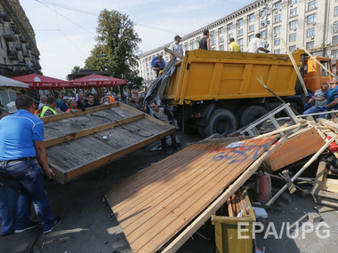 КГГА: Сегодня вместе с коммунальщиками центр столицы убирали более тысячи киевлян